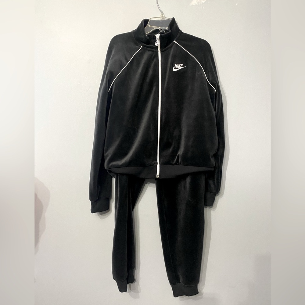 NWOT Women’s Nike Sportwear Velour Jacket size medium